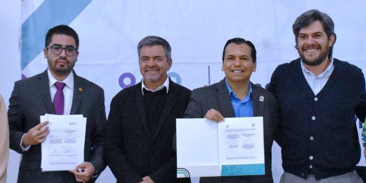 Cesmich signa más convenios a favor de la sociedad civil El presidente, Eduardo Orihuela, presenta informe semestral de actividades del Consejo