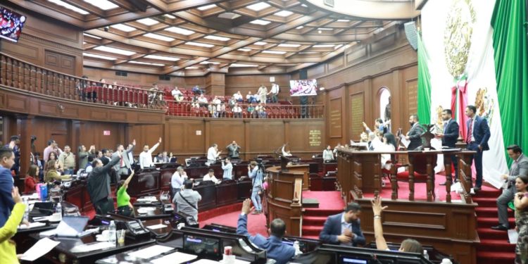 A propuesta de Hugo Rangel, 76 Legislatura exhorta a autoridades para que garanticen operatividad de bebederos escolares