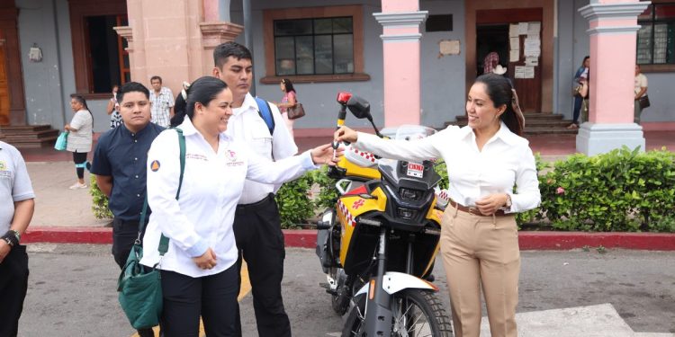 Fanny Arreola entrega de Motocicleta Paramédico a Protección Civil y Bomberos