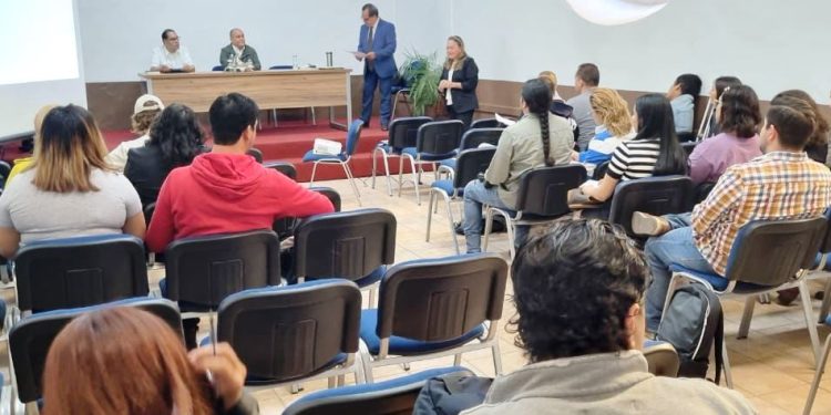Fiscalía General lleva taller de Mecanismos Alternativos de Solución de Controversias a estudiantes de Derecho