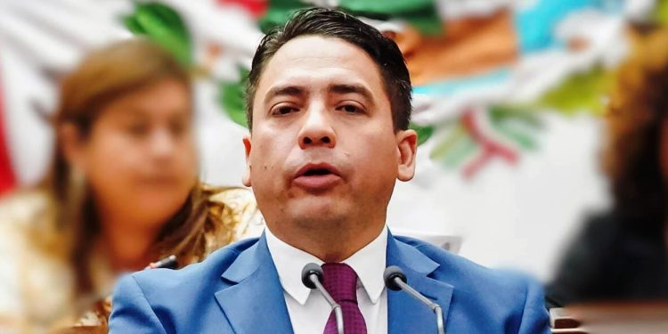 Diputado Iván Arévalo Vera presenta iniciativa para regular el derecho de vía, mejora del entorno y la seguridad vial en Michoacán