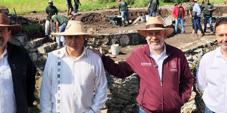 Julio Arreola supervisa rehabilitación de manantial en Tzentzénguaro