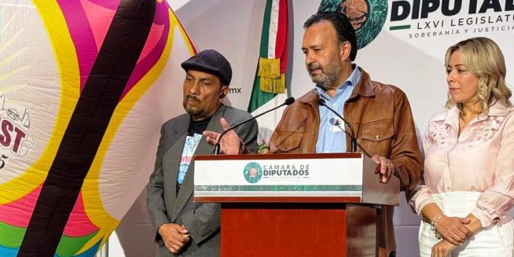 Julio Arreola presenta el Cantoya Fest 2025 en la Cámara de Diputados