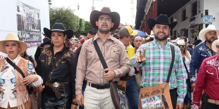 Octavio Ocampo visitó Purépero y reconoció el trabajo artesanal y cultural del municipio líder en fabricación de calzado