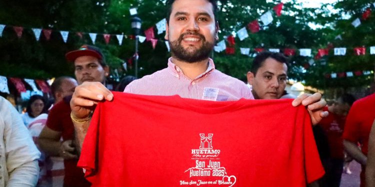 Octavio Ocampo asiste a la celebración de San Juan en Huetamo