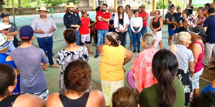 Octavio Ocampo participa en jornada de apoyo a población de Tuzantla