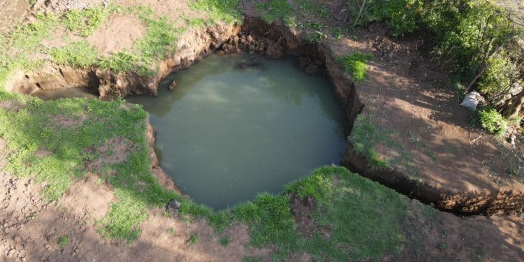 Con retiro de azolve del lago de Pátzcuaro se consolidan acciones para su rescate: SCOP