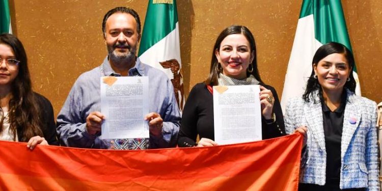 Julio Arreola firma convenio por la inclusión y la igualdad en Pátzcuaro