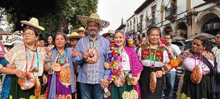 Julio Arreola encabeza tradicional celebración del Corpus Christi en Pátzcuaro