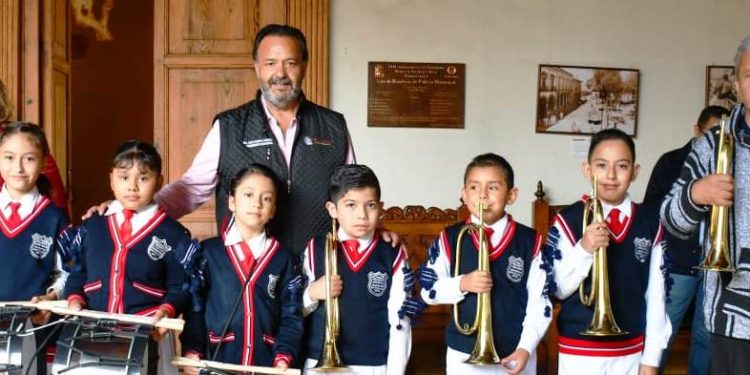 Julio Arreola entrega instrumentos a bandas de guerra escolares y comunitarias en Pátzcuaro