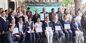 Reconoce Gobierno de Pátzcuaro labor de enfermeras y enfermeros con estampilla conmemorativa