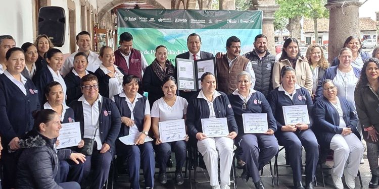 Reconoce Gobierno de Pátzcuaro labor de enfermeras y enfermeros con estampilla conmemorativa