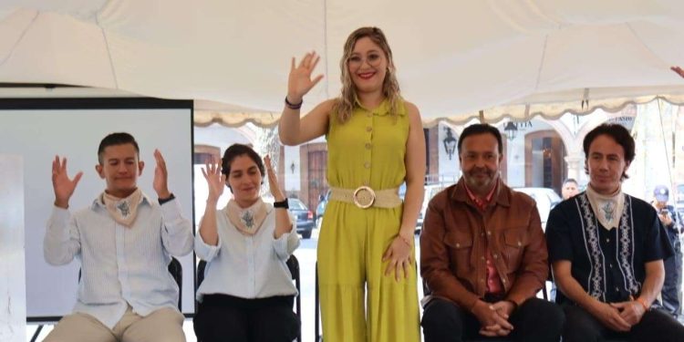 Julio Arreola y su esposa Andrea Rodríguez encabezan el Segundo Encuentro de Lengua de Señas Mexicanas en Pátzcuaro
