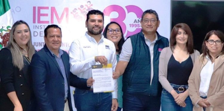 PRD Michoacán presenta ante el IEM a Martín García Avilés como su nuevo representante partidista ante el Consejo General