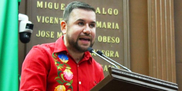 Propone Reyes Galindo reducción de regidores en municipios de Michoacán