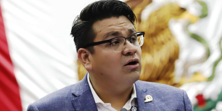 Toño Carreño presenta iniciativa para atender la salud emocional