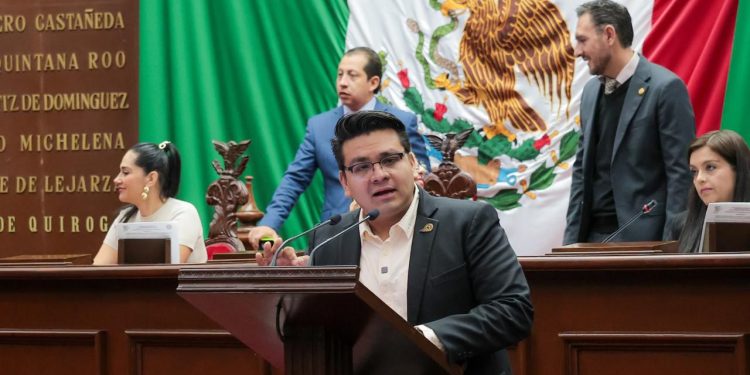Toño Carreño presentó iniciativa de reforma constitucional para garantizar esquemas completos de vacunación en Michoacán