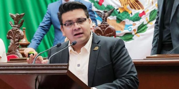 Urgente garantizar esquemas completos de vacunación en Michoacán: Toño Carreño