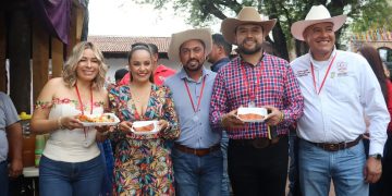 Octavio Ocampo acompaña el arranque del Festival del Mezcal y la Enchilada en Turicato
