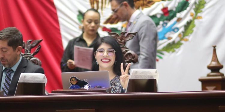 Propone Vanhe Caratachea reforma para extender pensión alimenticia hasta la obtención de título y cédula profesional