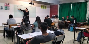 Jóvenes se alistan para examen de ingreso al Conalep Michoacán