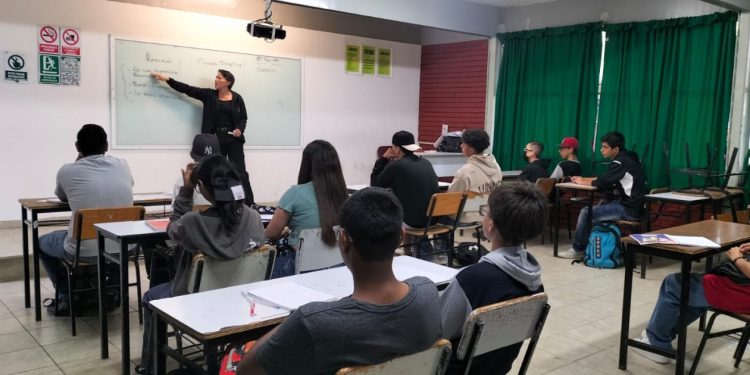 Jóvenes se alistan para examen de ingreso al Conalep Michoacán