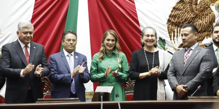 Congreso del Estado entrega Condecoración Melchor Ocampo al Colegio de Notarios de Michoacán
