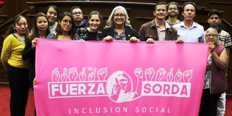 Tras aprobación de reforma propuesta, Emma Rivera celebra el reconocimiento constitucional de la Lengua de Señas