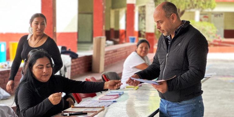 Con compromiso y ejemplo, Eric Gaona ejerce su derecho al voto