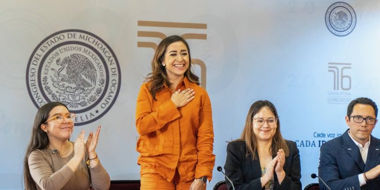 Grecia Jennifer Aguilar reconoce la entrega y compromiso de las y los paramédicos en su día
