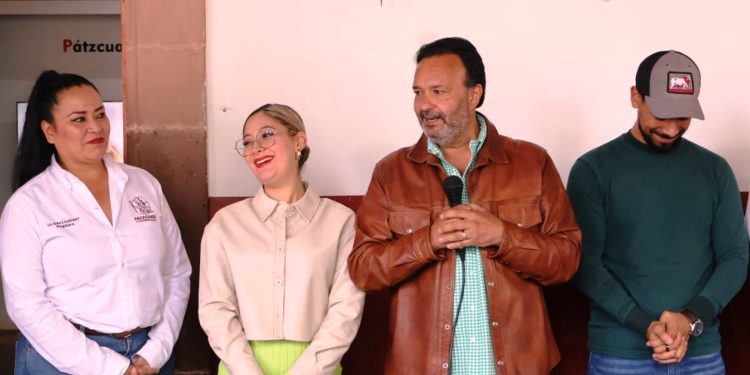 Julio Arreola devela placa por los 23 años de Pátzcuaro como Pueblo Mágico