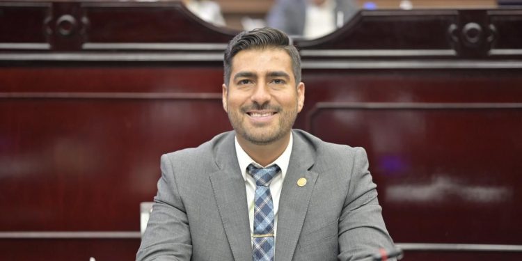 Poncho Chávez propone vigencia permanente para actas de nacimiento en Michoacán