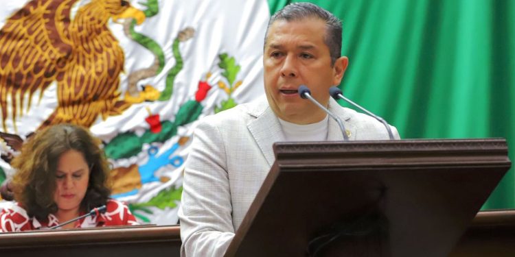 Juan Carlos Barragán presenta iniciativa para transformar adeudos de agua en inversión educativa en escuelas públicas y la UMSNH