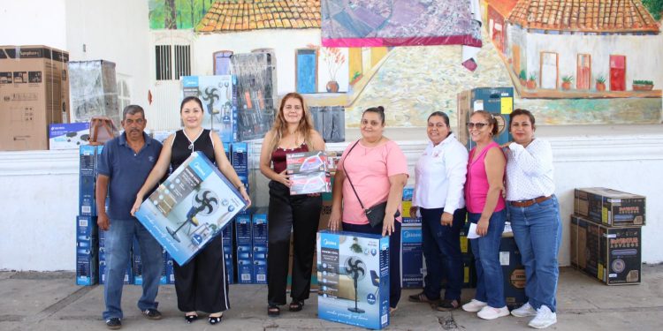 Ayuntamiento de Buenavista Tomatlán realiza la entrega de electrodomésticos a bajo costo