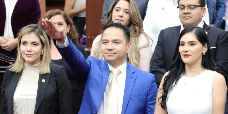 Abraham Alí Cruz protesta como titular del Órgano Interno de Control del IEM