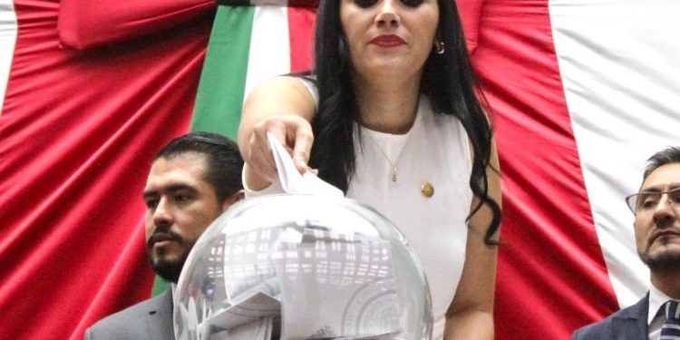 Diana Espinoza da voto de confianza a Carlos Torres Piña, al frente de la FGE