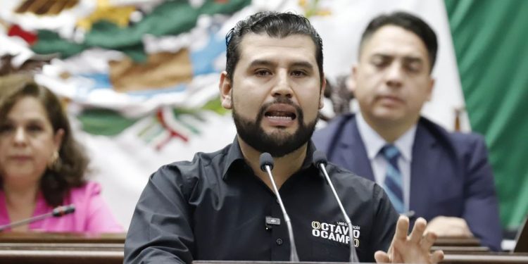 Octavio Ocampo presenta iniciativa para facilitar revalidación de estudios a migrantes retornados