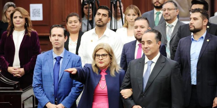Azucena Marín Correa toma protesta como Magistrada del TAAM