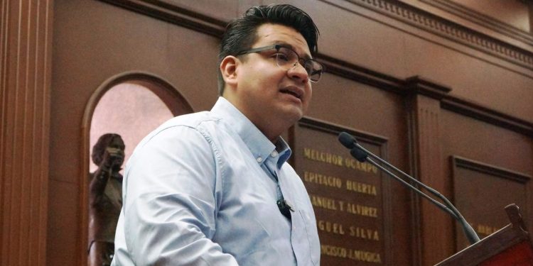 Toño Carreño presentó iniciativa contra la violencia obstétrica