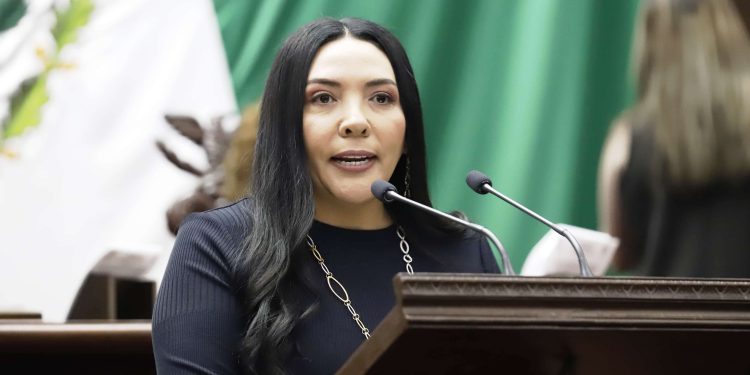 Adriana Campos propone homenajear a los migrantes michoacanos con inscripción en el muro con letras doradas del Congreso