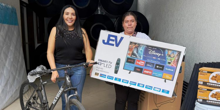 Adriana Campos Huirache continúa gestionando y entregando apoyos a familia de Jacona