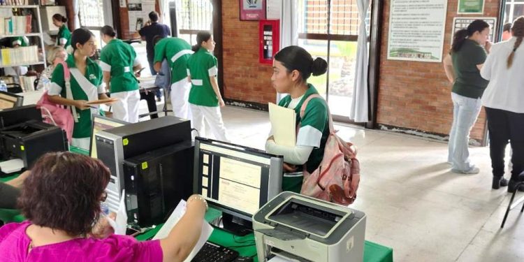 Egresados de Enfermería del Conalep fortalecen la salud pública en Michoacán