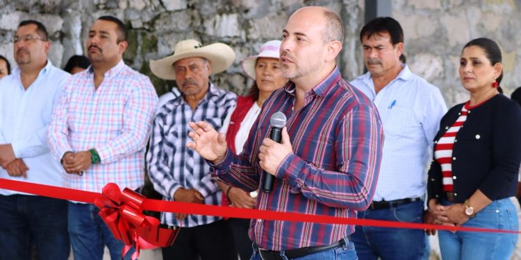 Eric Gaona inaugura unidad deportiva y da banderazo a obra vial en Jamaica