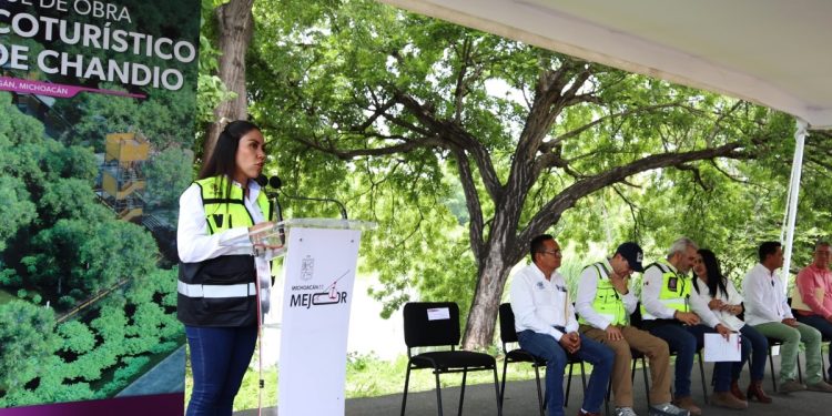 Alfredo Ramirez Bedolla y Fanny Arreola dan arranque a la obra del Parque Ecoturístico del Lago de Chandio.