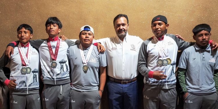Julio Arreola reconoce a jóvenes deportistas de Urandén que triunfaron en la Olimpiada Nacional 2025