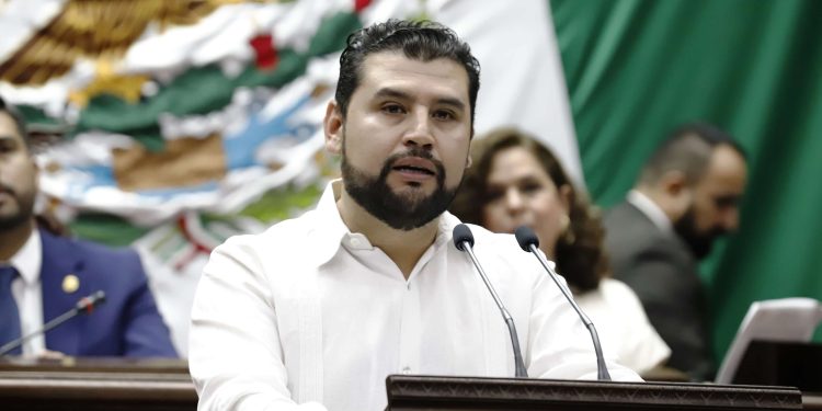 Octavio Ocampo celebra aprobación de dictamen que amplía atribuciones en favor de periodistas