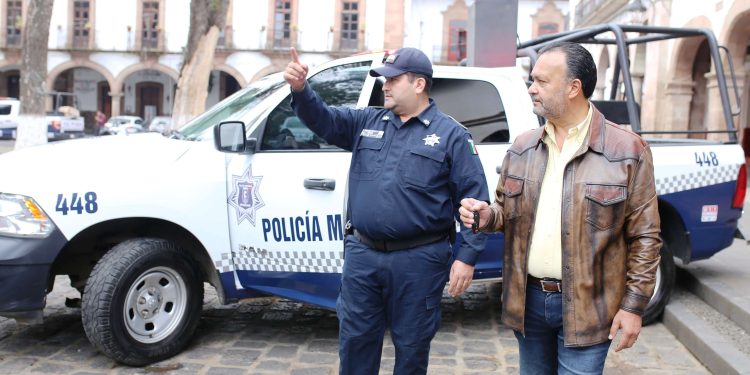 Julio Arreola refuerza la seguridad pública con entrega de patrullas y uniformes