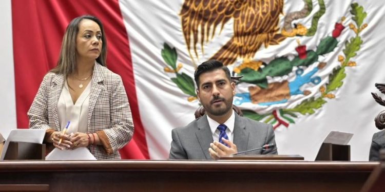 Presenta Poncho Chávez iniciativa para cámaras en equipo de policías municipales y estatales