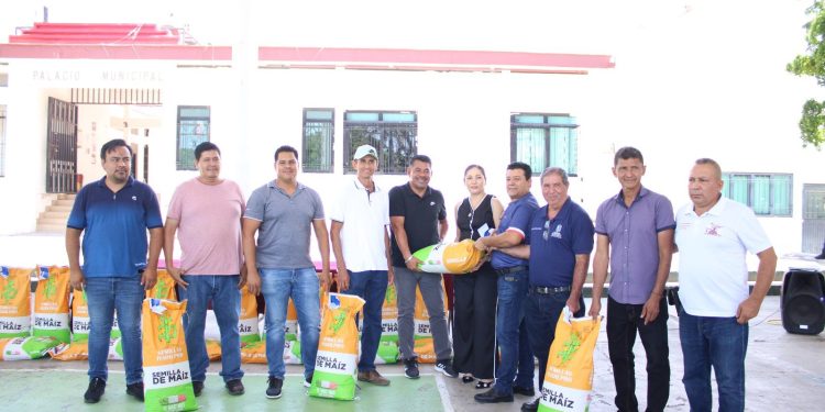 El Gobierno de Buevista Tomatlán y la SADER, entregan maíz a productores