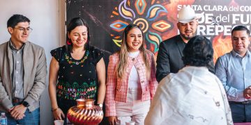 Salvador Escalante entrega becas a mujeres con cáncer y familias cuidadoras